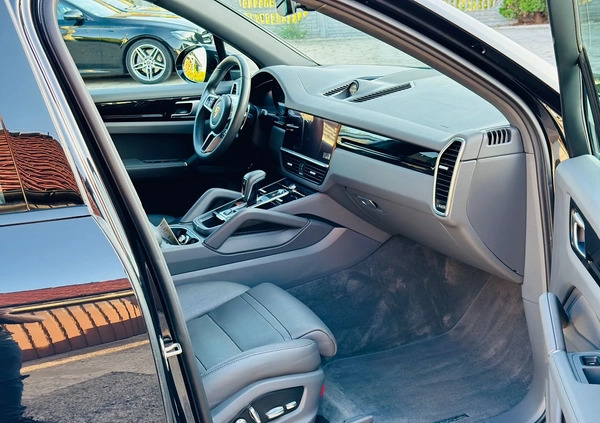 Porsche Cayenne cena 280000 przebieg: 140000, rok produkcji 2018 z Olesno małe 232